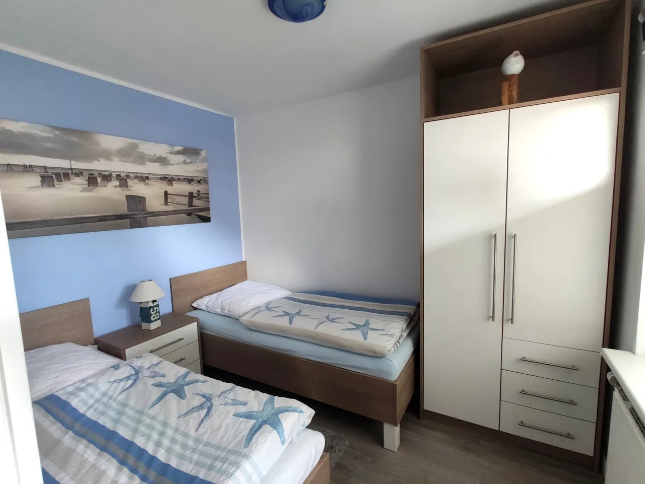 Helles Schlafzimmer mit zwei Einzelbetten