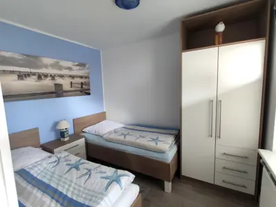 Helles Schlafzimmer mit zwei Einzelbetten